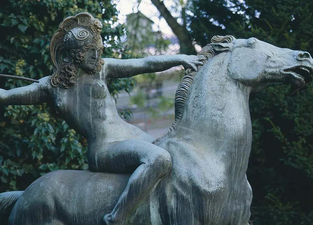 Amazone auf Pferd (Stuck)