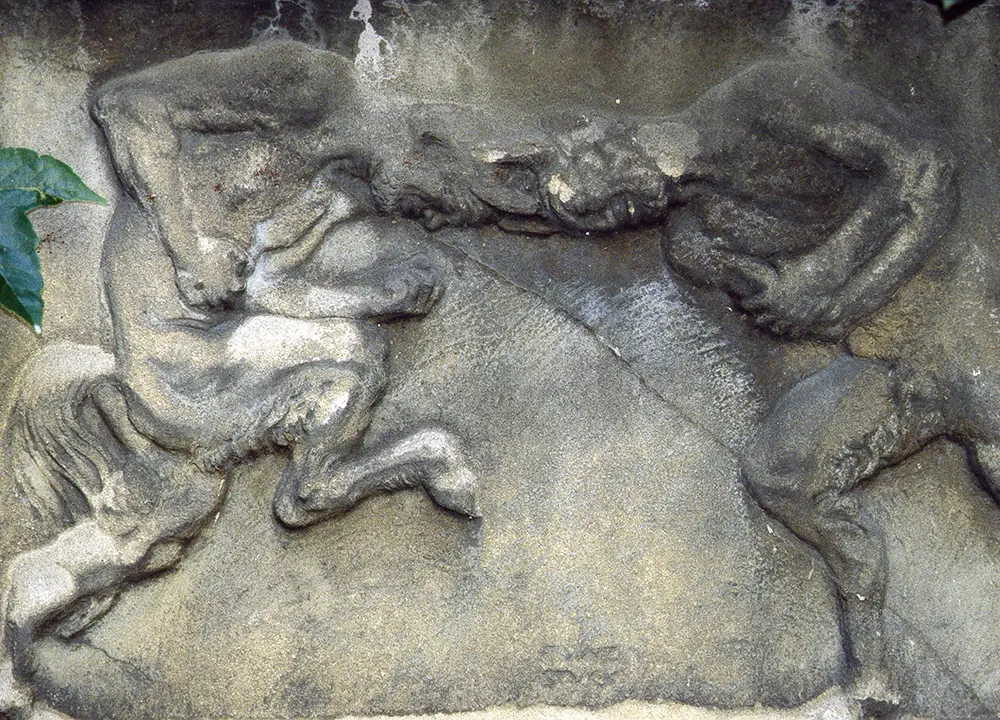 Kaempfende Faune (Stuck)